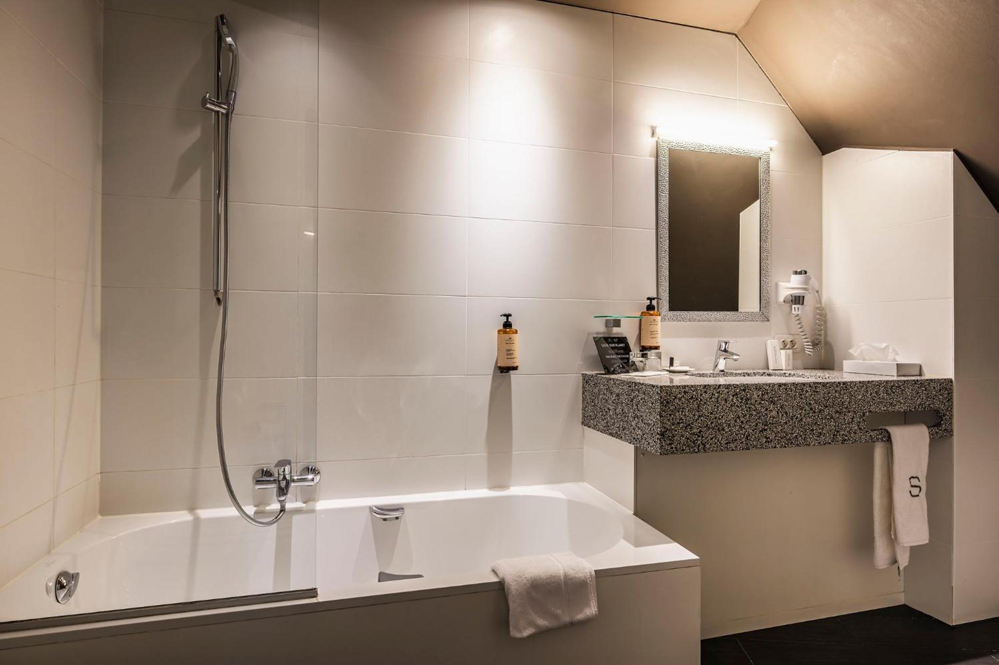 קורטרייק Square Hotel מראה חיצוני תמונה